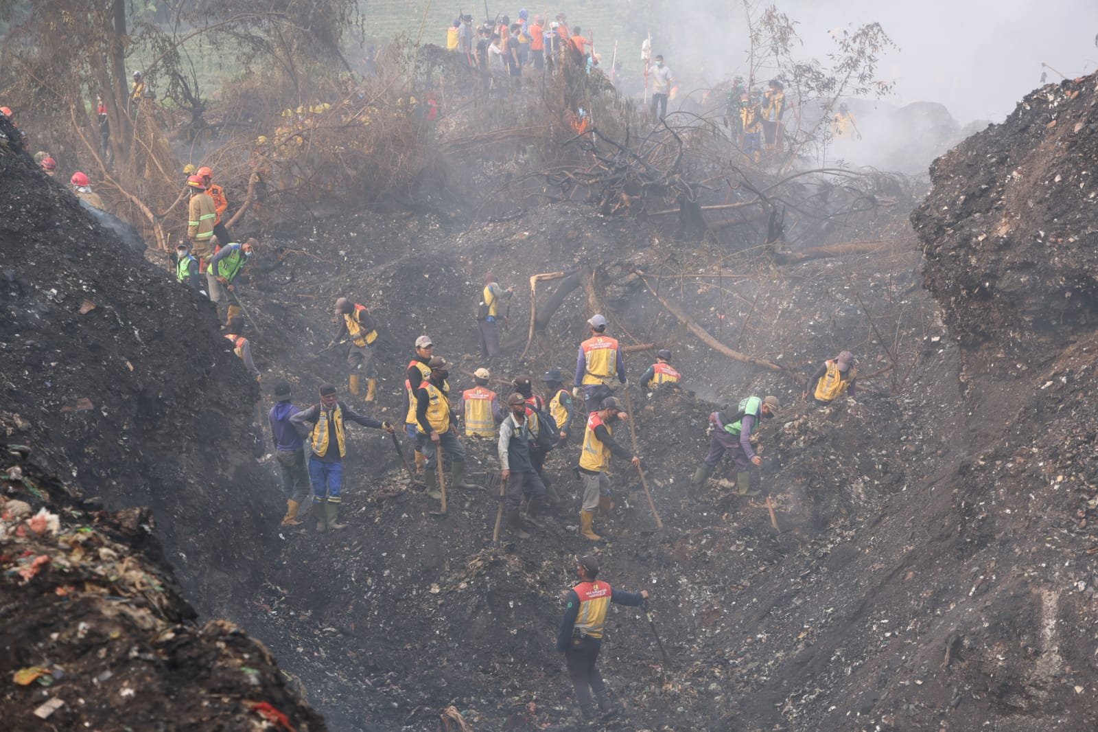 600 Personel Dikerahkan Tangani Kebakaran TPA Galuga