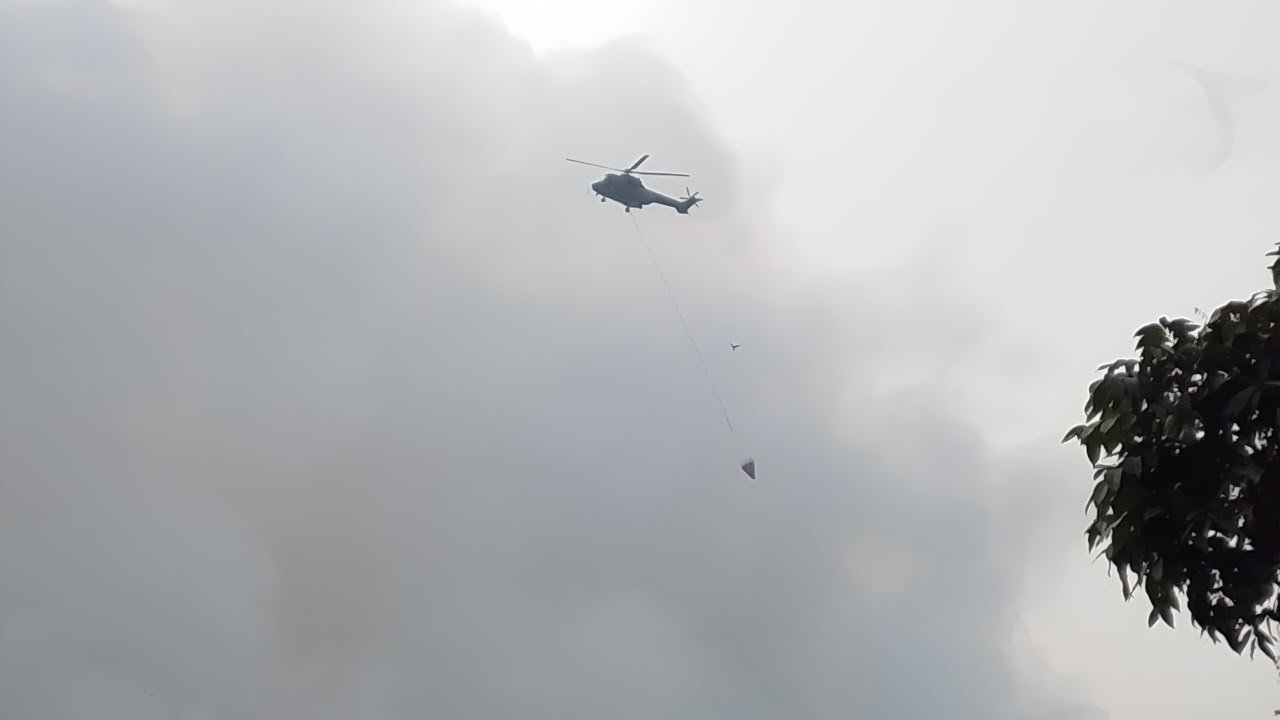 Aksi Heroik Helikopter TNI AU Padamkan Api TPA Galuga, Enam Kali Water Bombing