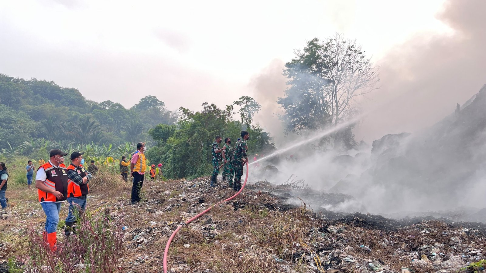 Kebakaran TPA Galuga Berhasil Dipadamkan, Bupati Bogor Pastikan Tak Ada Korban Jiwa