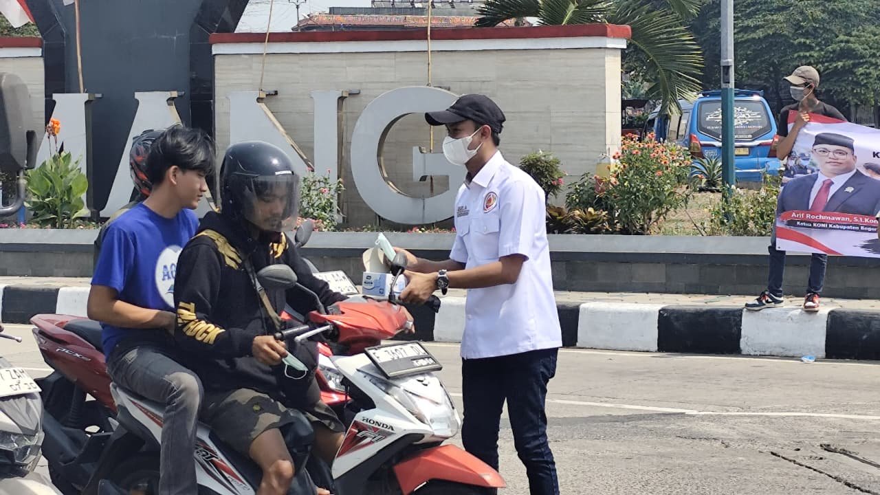 KPP dan KONI Bogor Bagikan Ribuan Masker, Warga Diminta Waspadai Debu Vulkanik