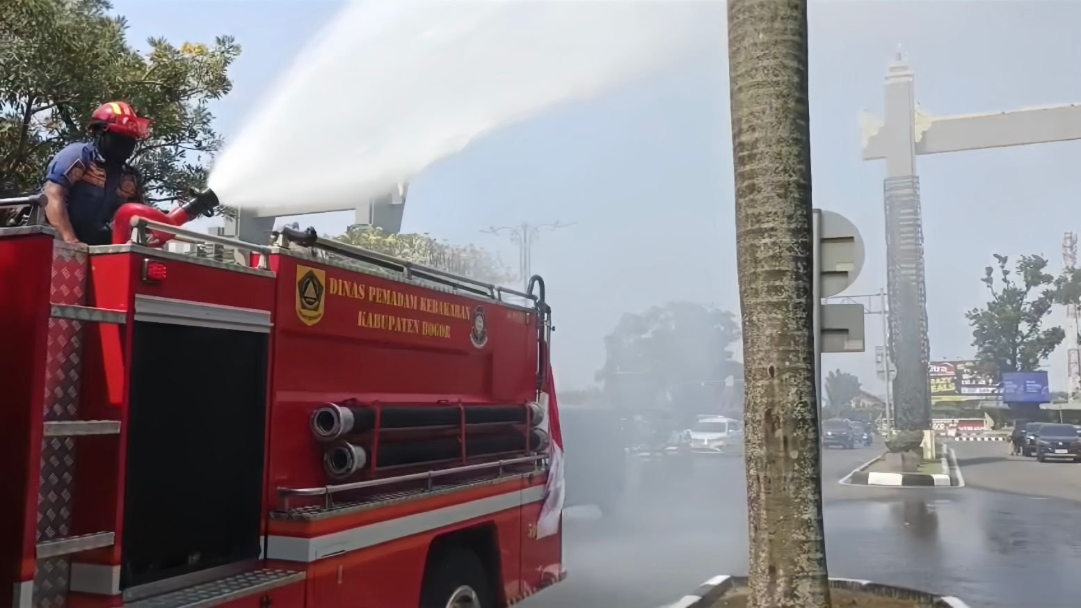 Kurangi Dampak Abu Vulkanik Anak Krakatau, Damkar Bogor Semprot Jalan di 11 Wilayah