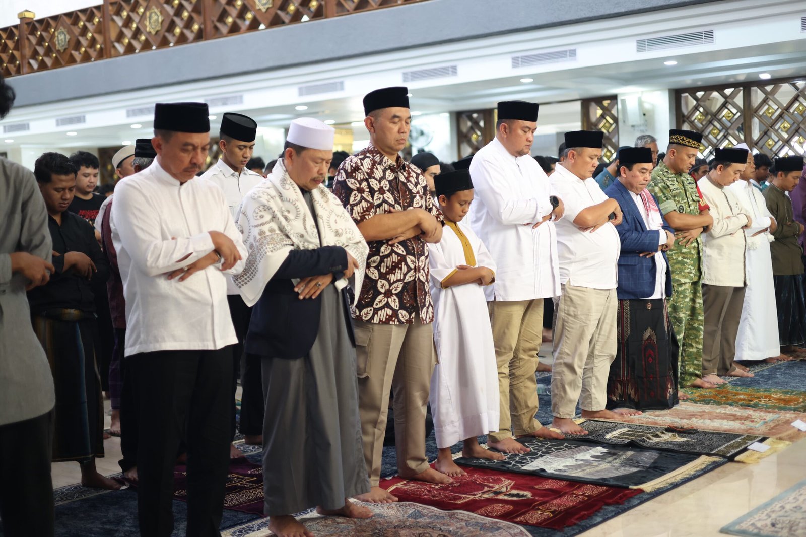Rudy Susmanto Salat Jumat di Masjid Raya Nurul Wathon, Momentum Dekat dengan Warga