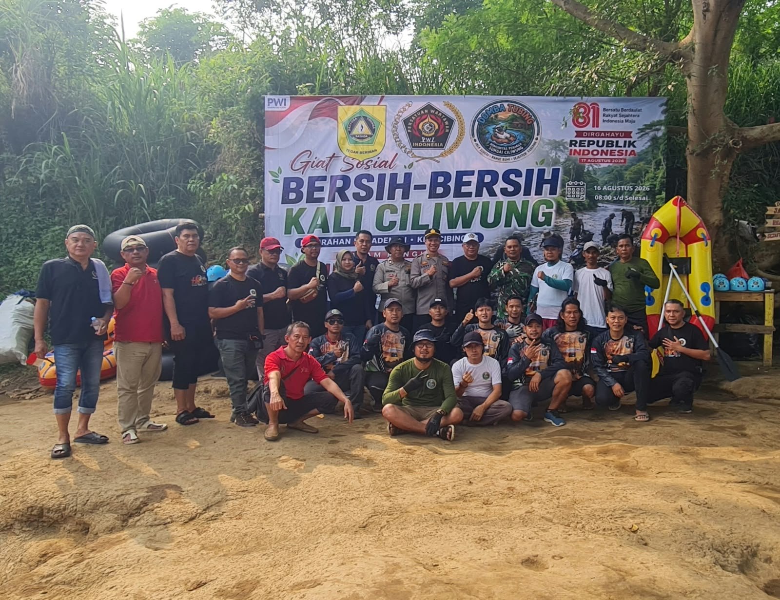 HUT ke-81 RI, PWI Bogor dan Domba Tubing Gotong Royong Bersihkan Sungai Ciliwung