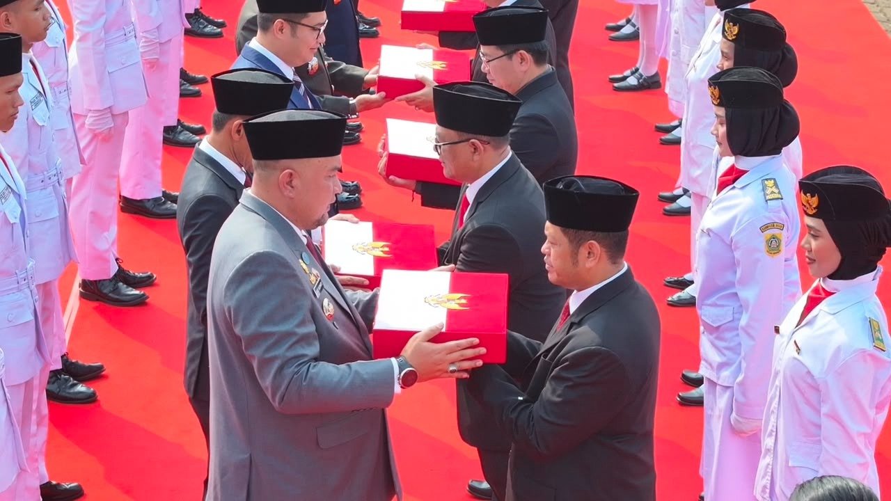 Bupati Bogor Serahkan Bendera Merah Putih ke 40 Kecamatan Jelang HUT ke-81 RI