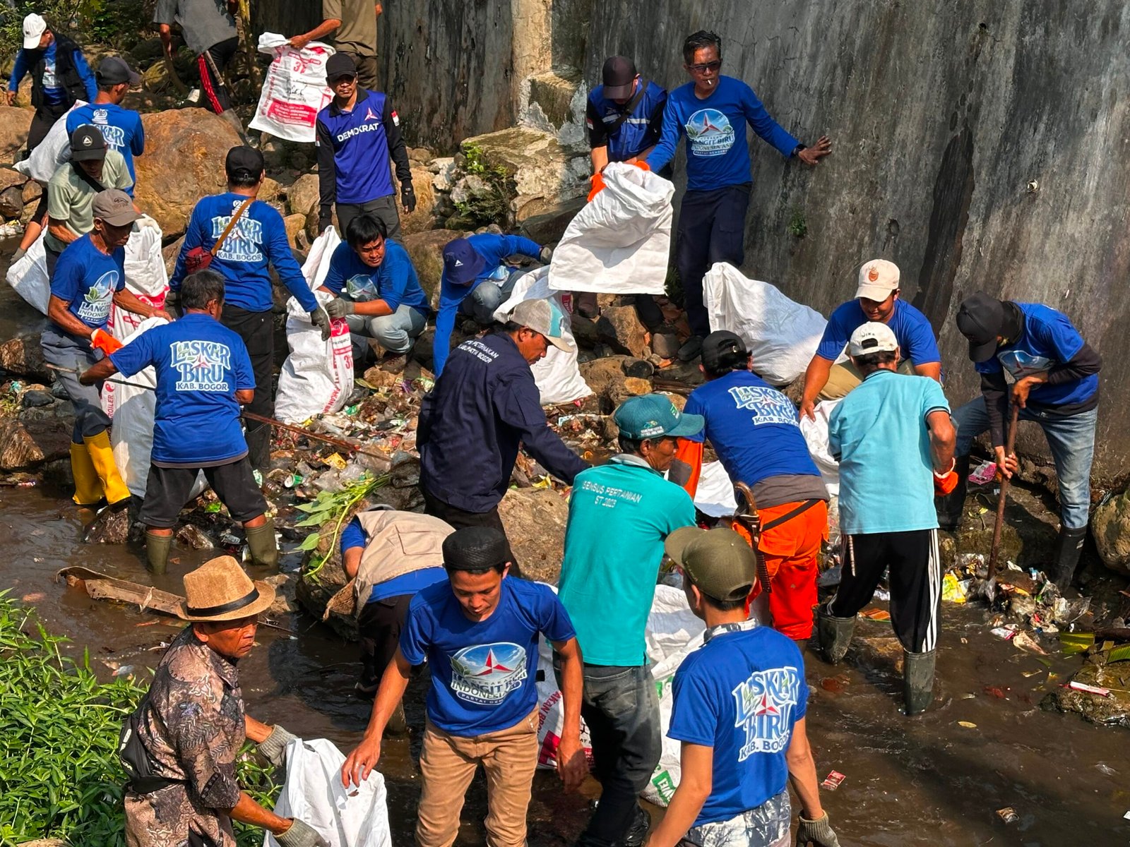 Ekspedisi Bogor Biru Bersihkan Sungai Cikiam, Demokrat Bangun Kesadaran Warga Jasinga