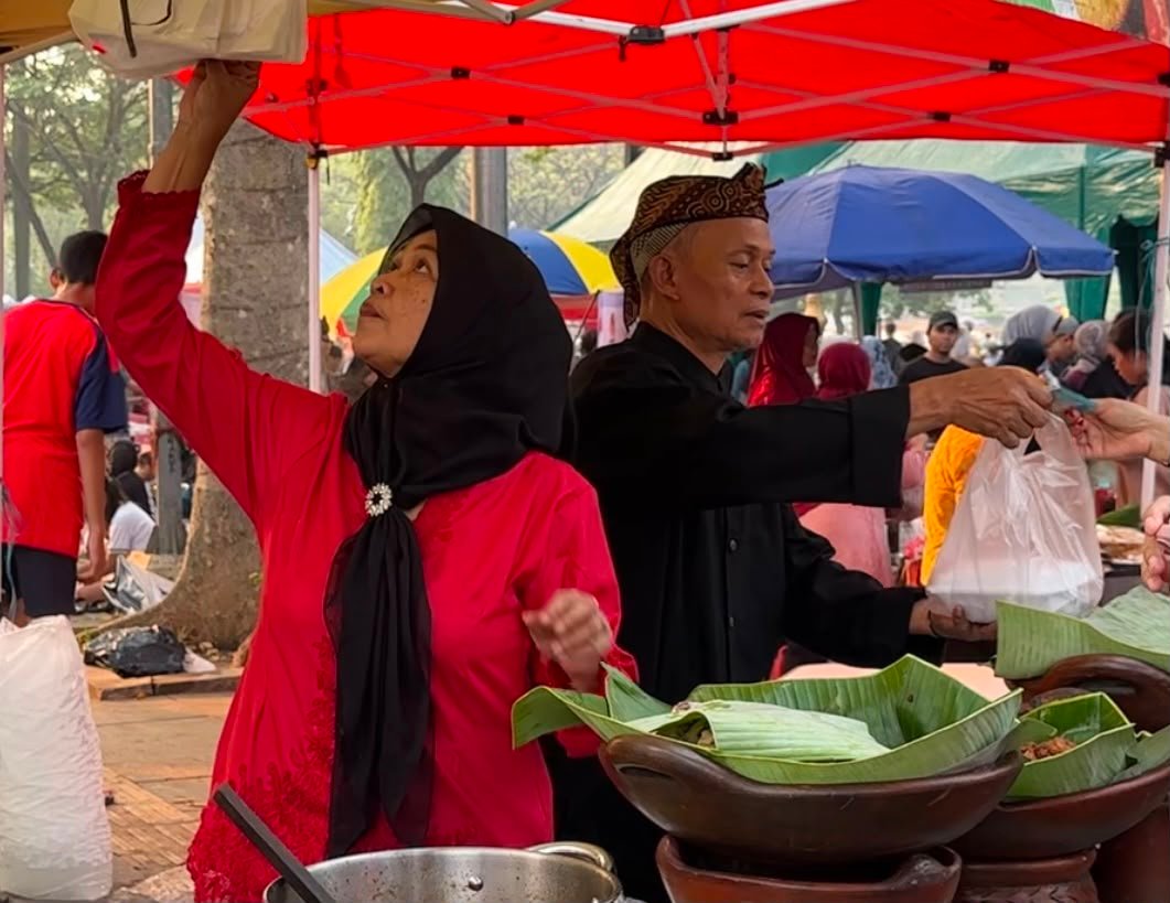 Rudy Susmanto Hidupkan Identitas Bogor, UMKM CFD Tegar Beriman Kenakan Busana Adat Sunda