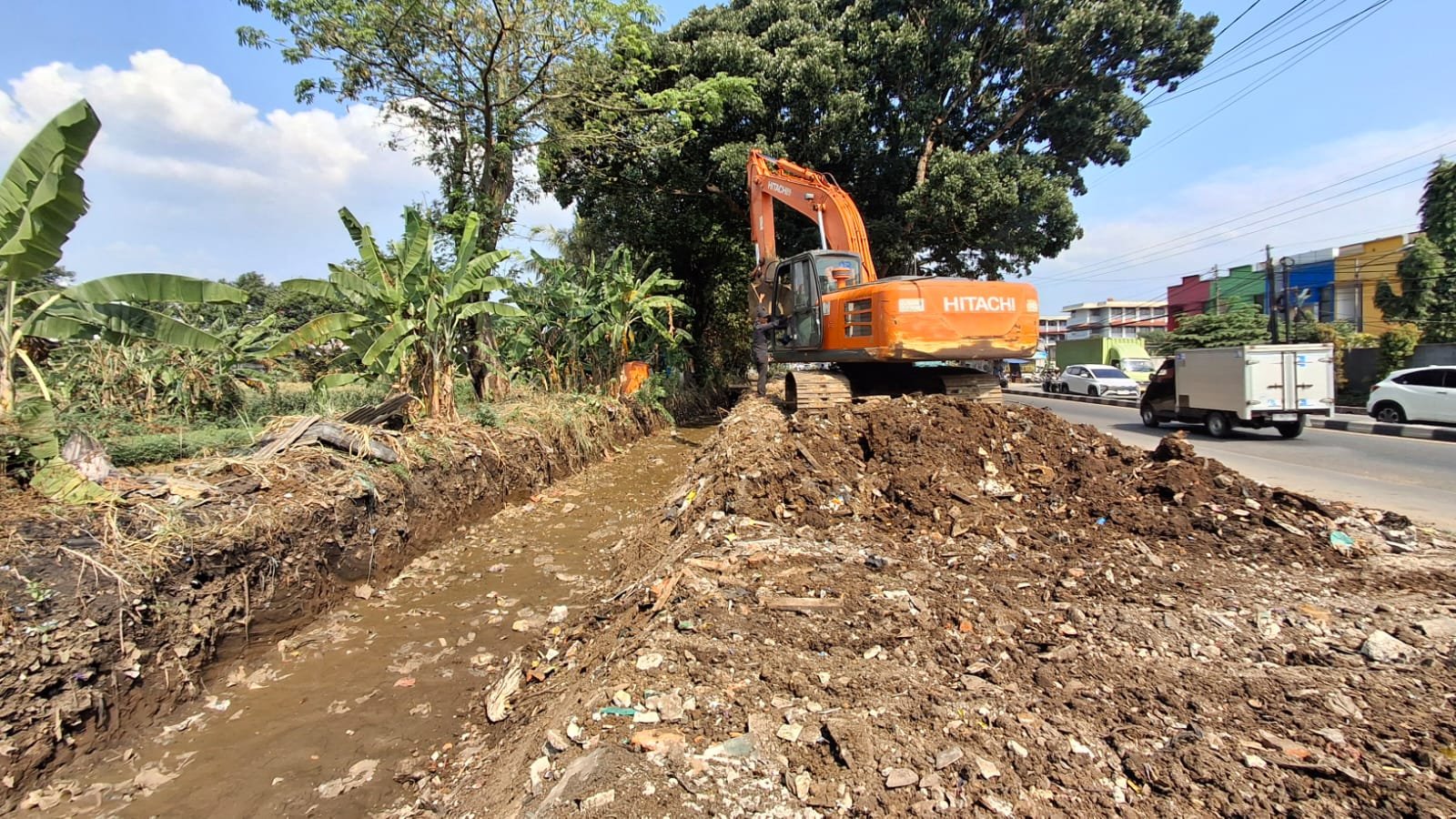 Setelah 21 Tahun, Kali Angke Kemang Akhirnya Dikeruk