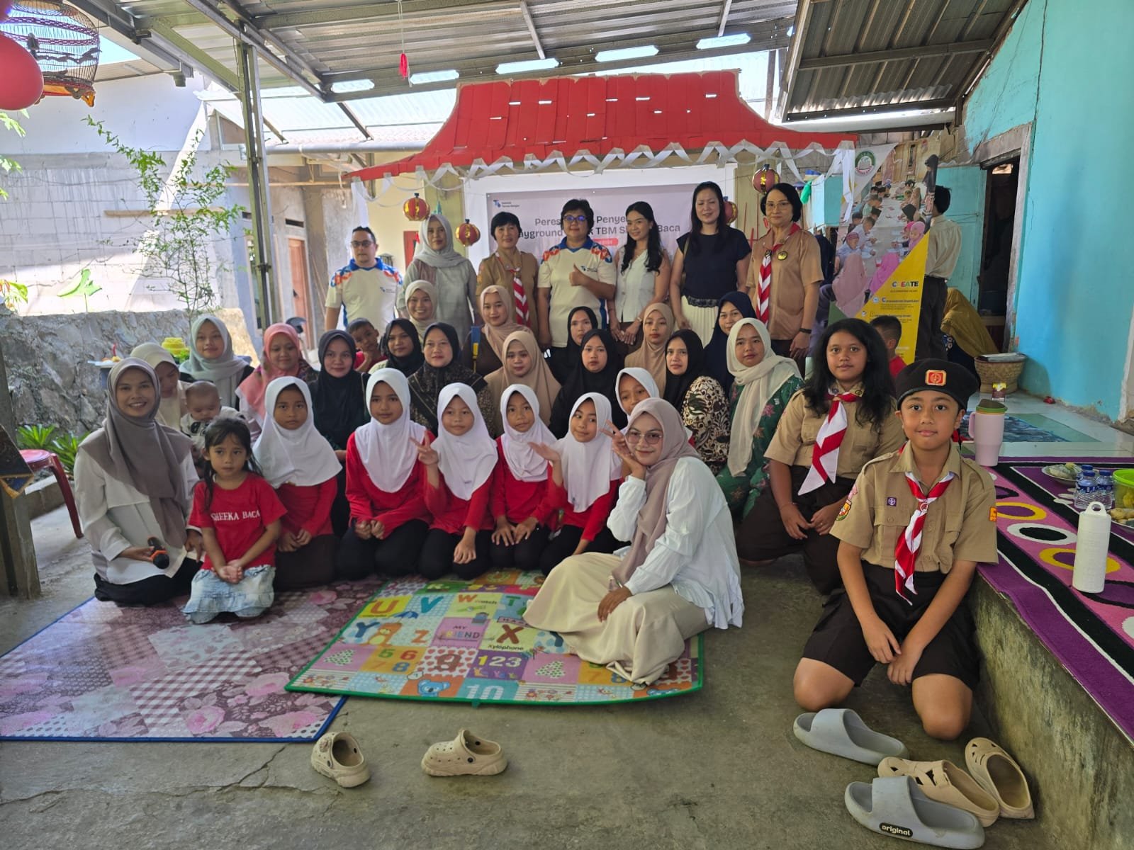 Sekolah Taruna Bangsa dan Kayuh Literasi Bangun Playground di TBM Sheeka Baca