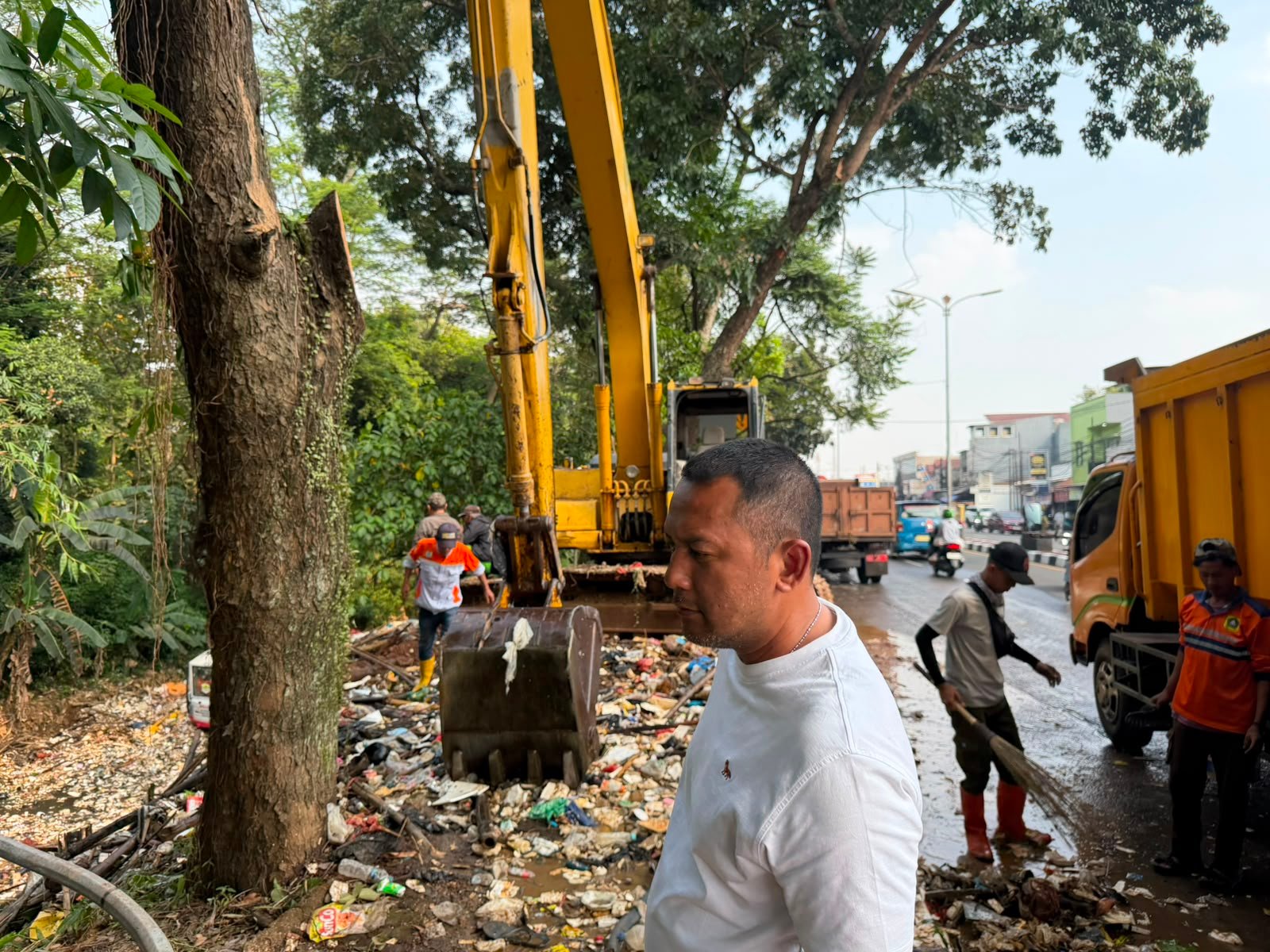 Pemkab Bogor Angkut 230 Truk Sampah dari Kali Baru