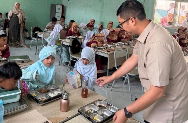 Ketua DPRD Sastra Winara Pantau Makan Bergizi Gratis di SDN Babakan Madang 03