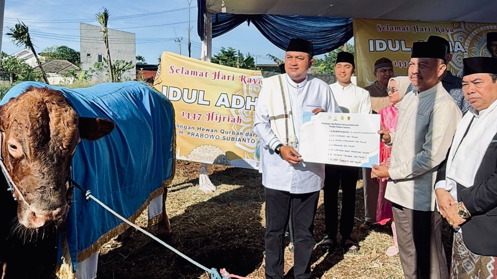 Rudy Susmanto Salurkan Sapi Kurban 1,2 Ton Bantuan Presiden Prabowo