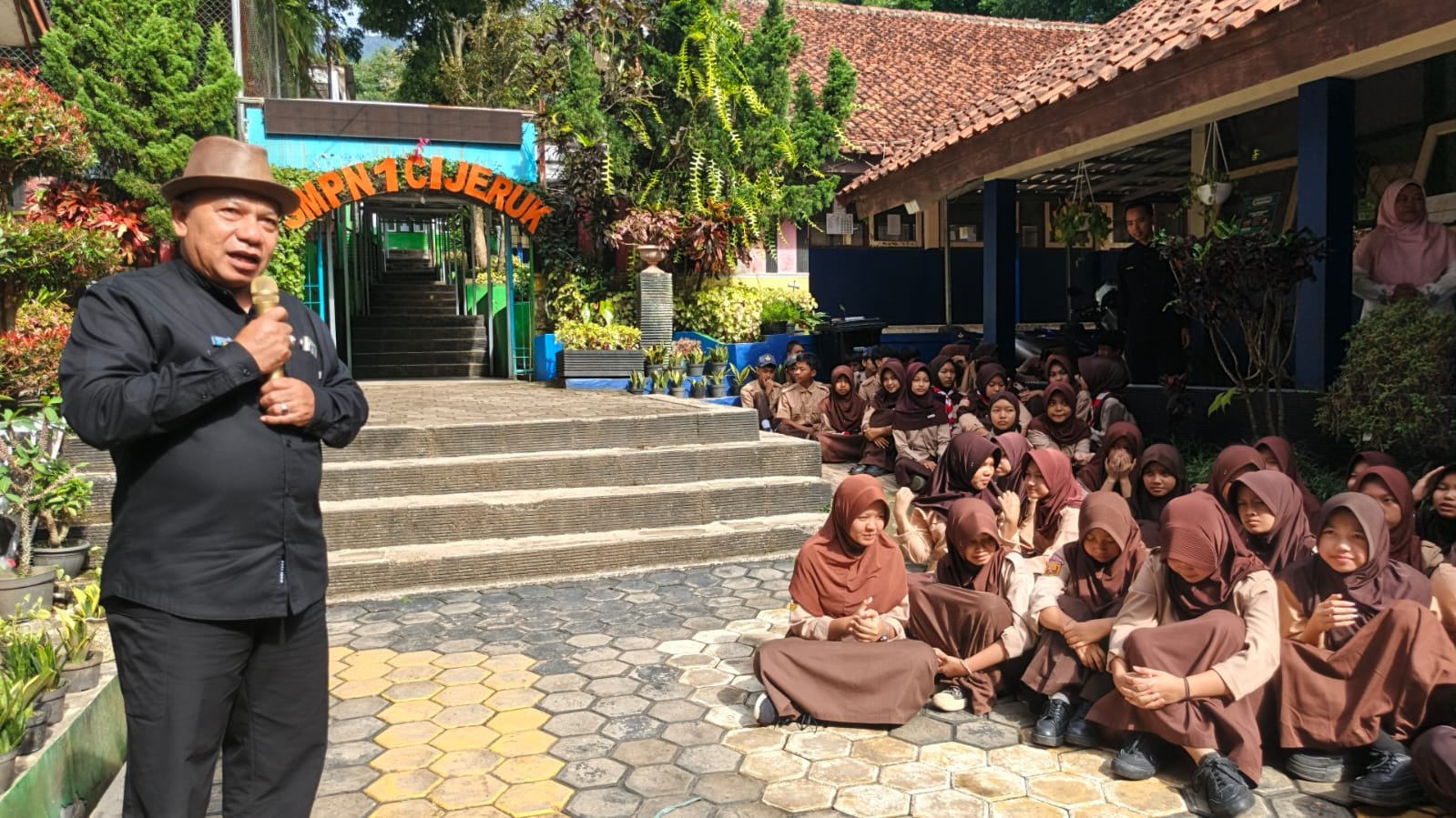 OB Van Teman FM Sambangi SMPN 1 Cijeruk, Siswa Antusias Belajar Dunia Radio