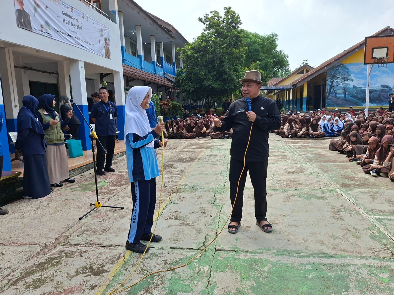 OB Van Teman FM Masuk Sekolah, Siswa Leuwiliang Antusias Belajar Siaran