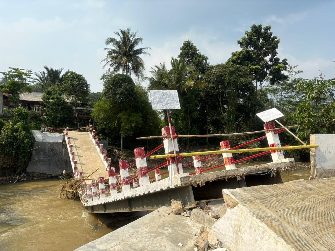 Jembatan Gobang Rumpin Ambruk, Jaro Ade Minta Warga Waspada