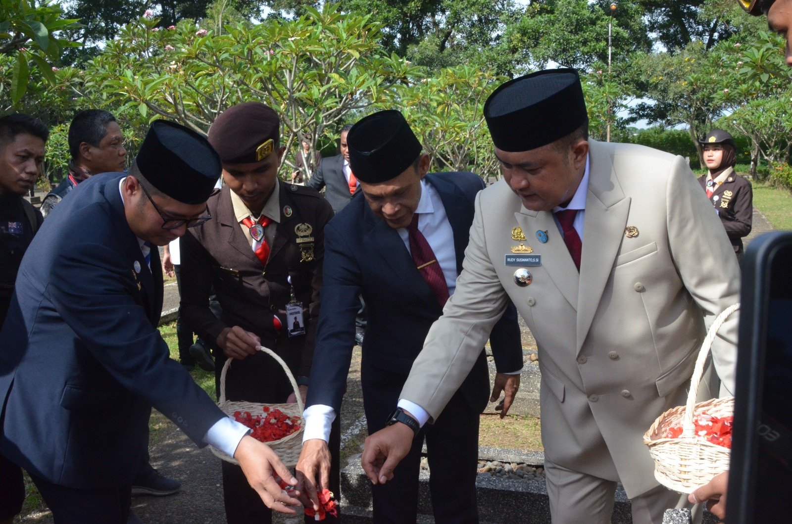 Peringati Hari Pahlawan Nasional, Ketua DPRD Bogor Sastra Winara Ajak Warga Nyalakan Semangat Pengabdian