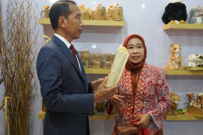 Pameran Inacraft 2024, Kerajinan Dekranasda Kabupaten Bogor Meraih Perhatian Presiden Jokowi