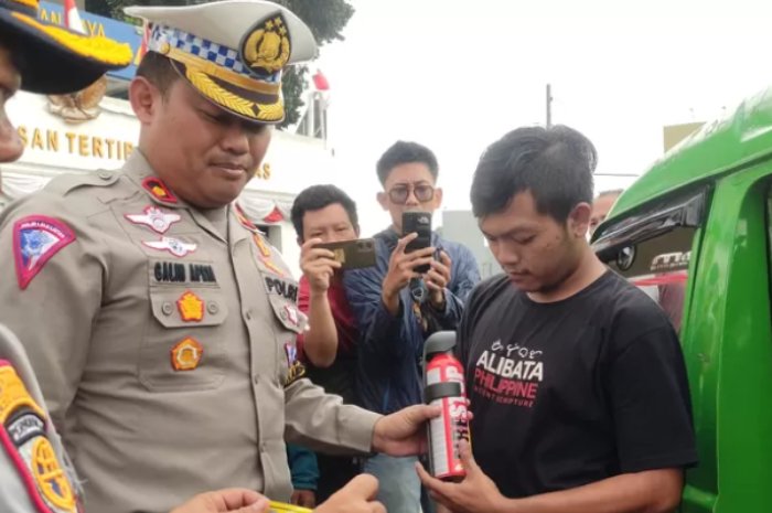 Sering Terjadi Kebakaran Angkot, Polisi Bagikan Alat Pemadam Api di Kota Bogor