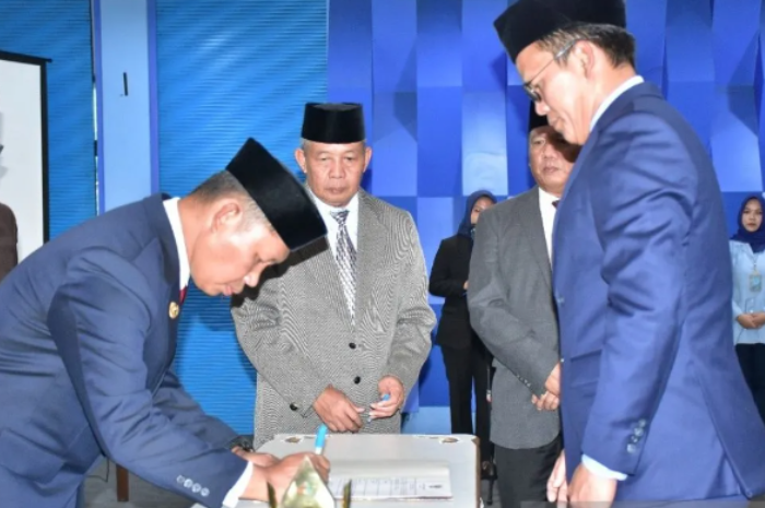 Lantik Direktur Utama Perumda Tirta Kahuripan, Asmawa Tosepu Minta Tedi Kurniawan Berinovasi Gunakan TI
