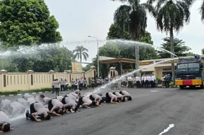 Unik! Upacara Kenaikan Pangkat 106 Personel Polres Bogor Disemprot Meriam Air