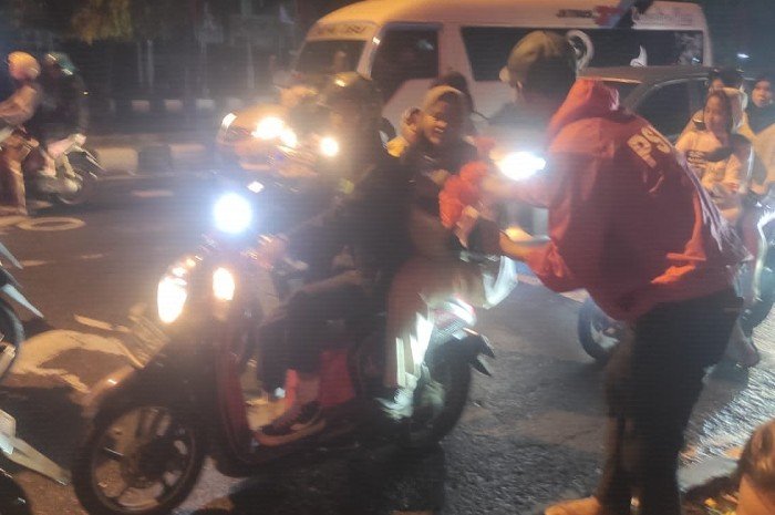 Relawan Arief Budiman Bagikan Bunga Mawar Di Malam Tahun Baru Sebagai Tanda Kasih