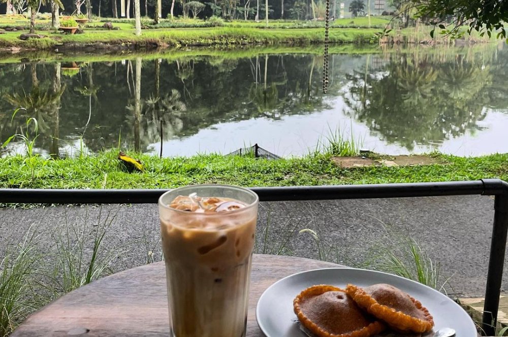 Tempat Nongkrong di Bogor, Menikmati Kopi dengan View Danau yang Indah dan Sejuk di Anthology Coffee Sentul