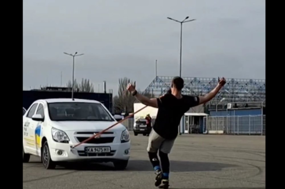 Memecahkan Dua Rekor Dunia Guinness World Records: Pria ini Tarik Enam Mobil dengan Gigi